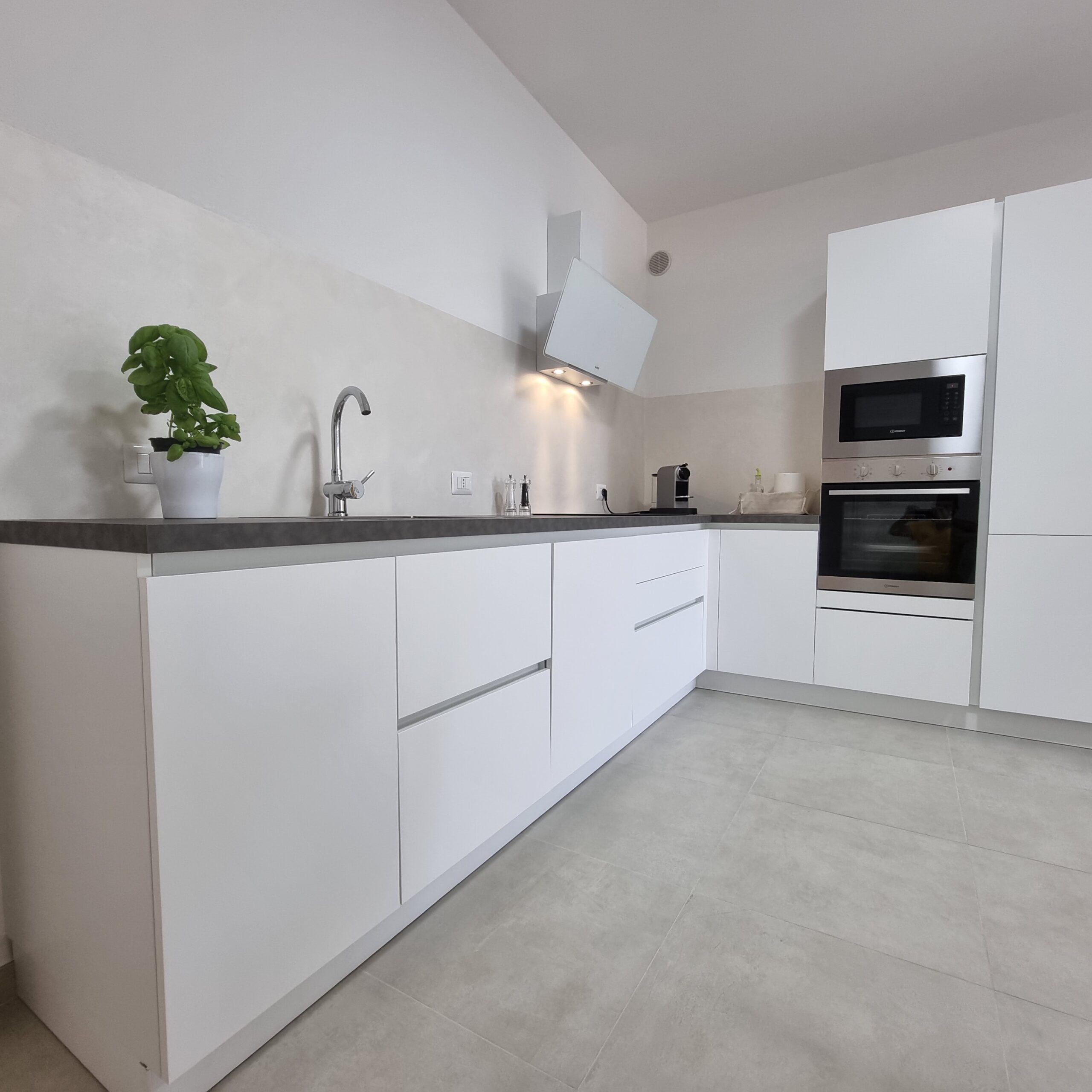 Cucina moderna attrezzata