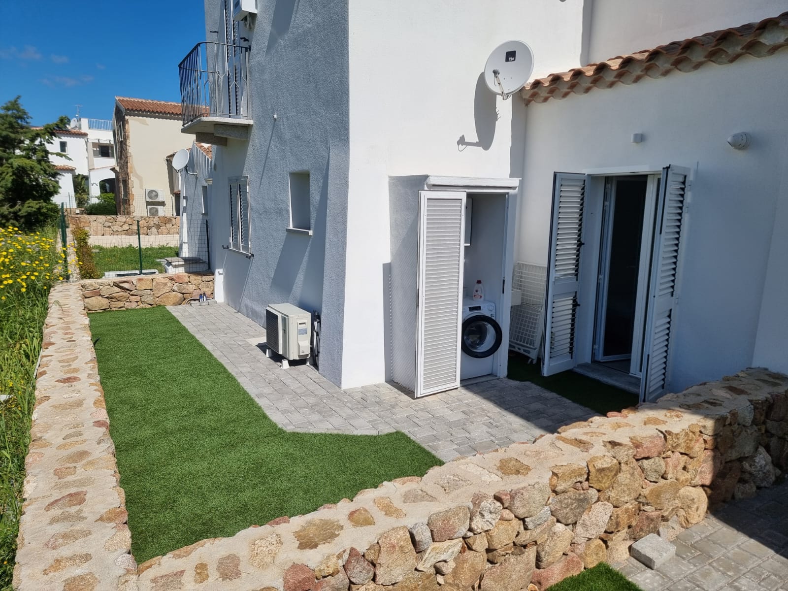 Giardino posteriore con lavanderia