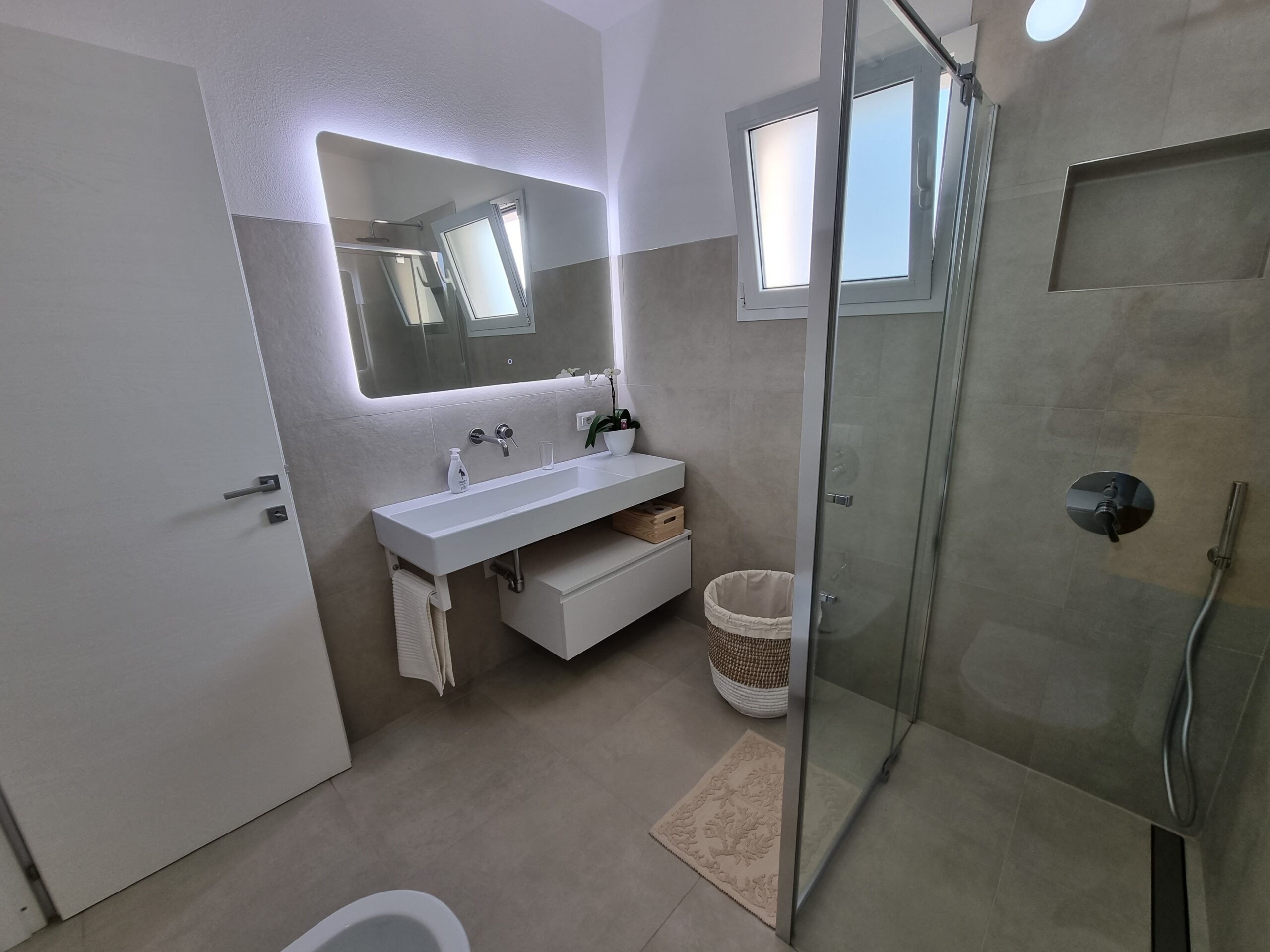 Bagno con doccia e bidet