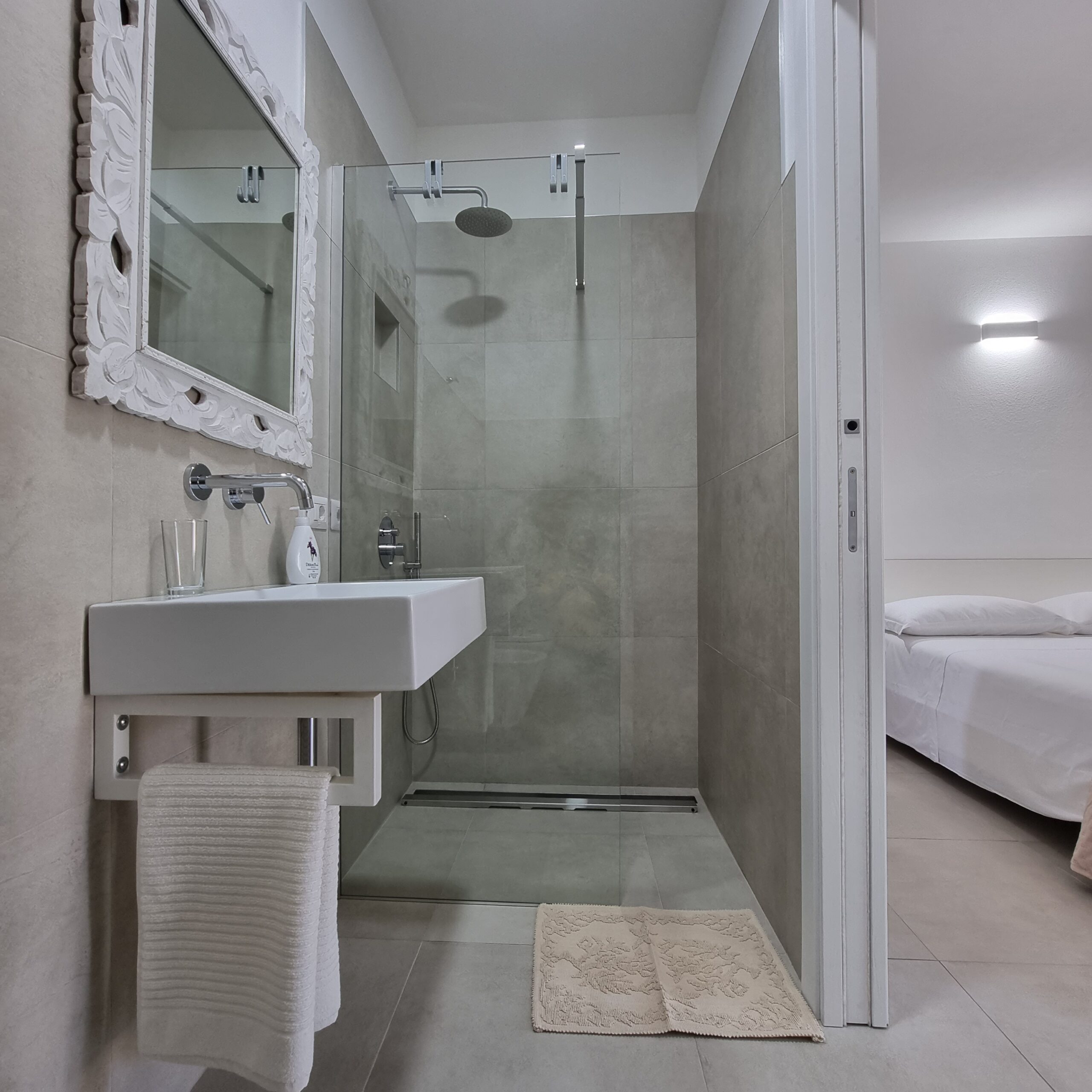 Bagno con doccia e bidet